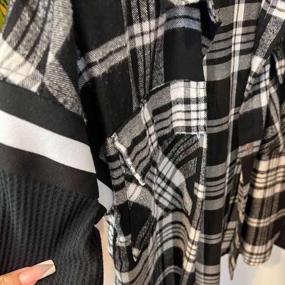 🛍️ SO Black White Plaid long sleeve button up flannel top Shirt size small - Picture 7 of 9